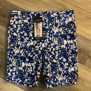 Mario Serrani Women’s Comfort Stretch Shorts. Size 4